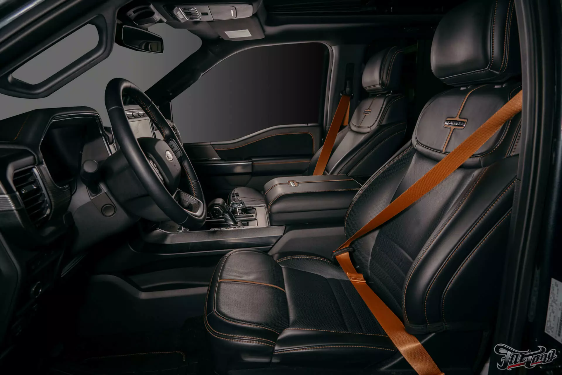 Ford F150. Сделали полную шумоизоляцию. Изготовили и установили цветные ремни безопасности